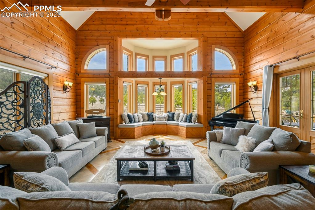 Image 15 of 50: Living room