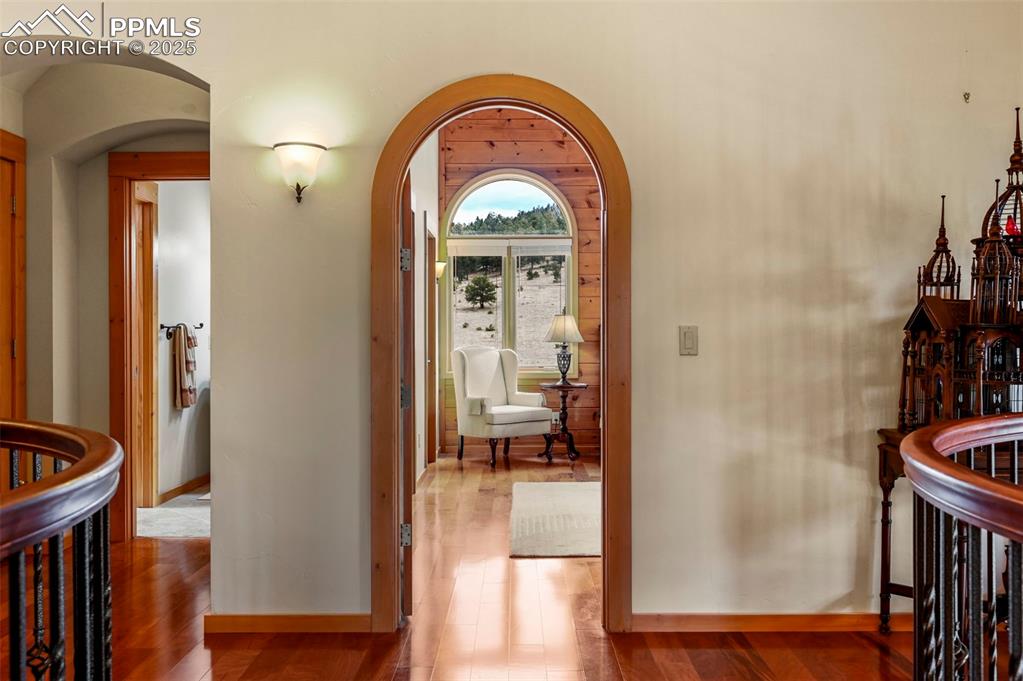 Image 25 of 50: Rooms with arched doorways