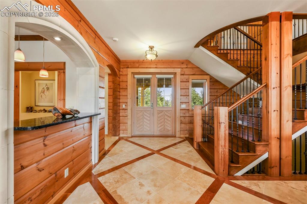 Image 7 of 50: Foyer/Entrance