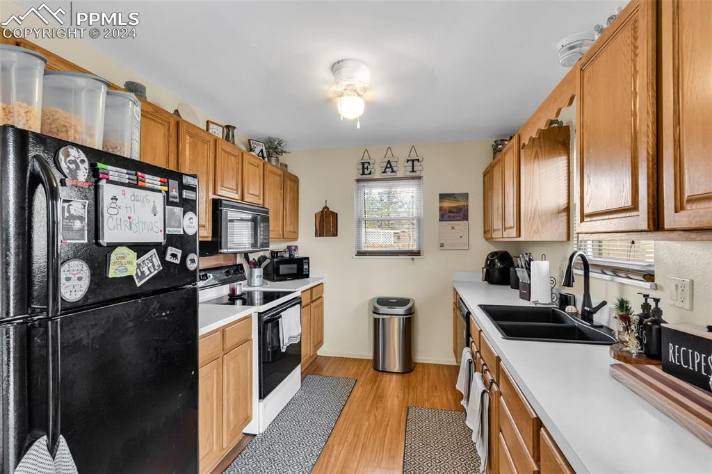 Image 16 of 40: Kitchen