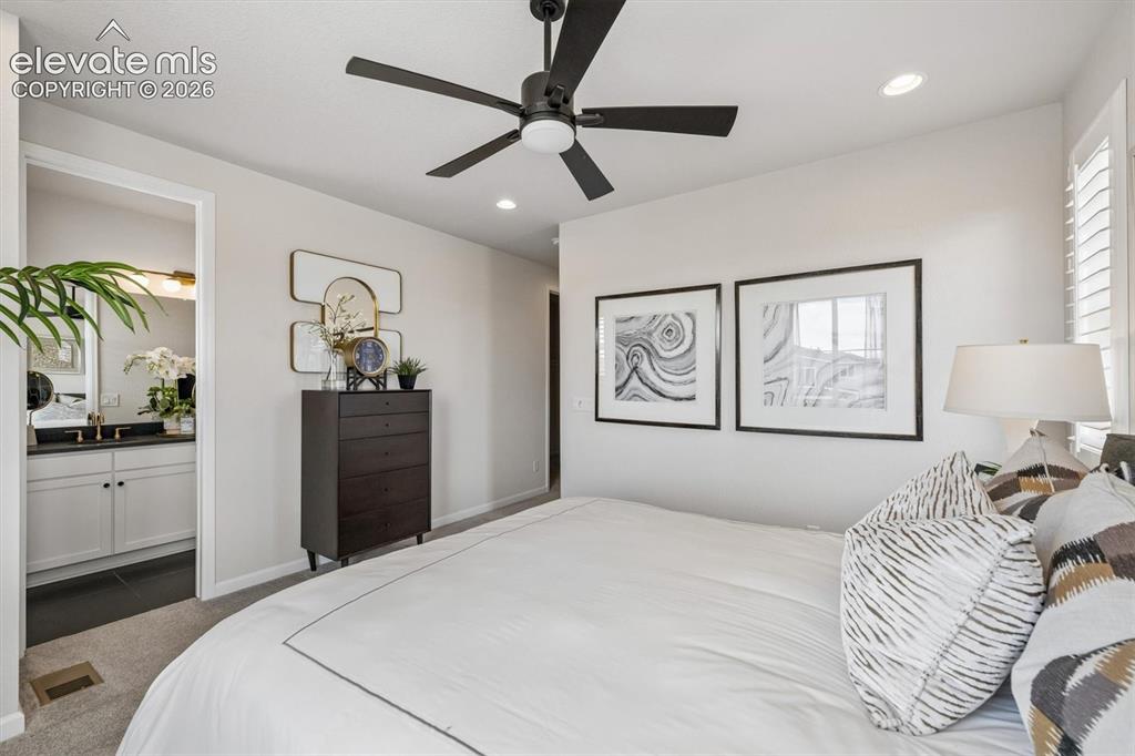 Image 18 of 22: Bedroom
