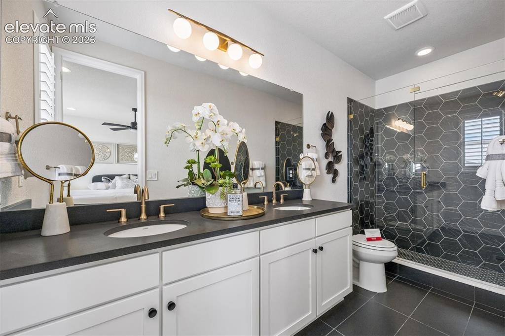 Image 19 of 22: Bathroom