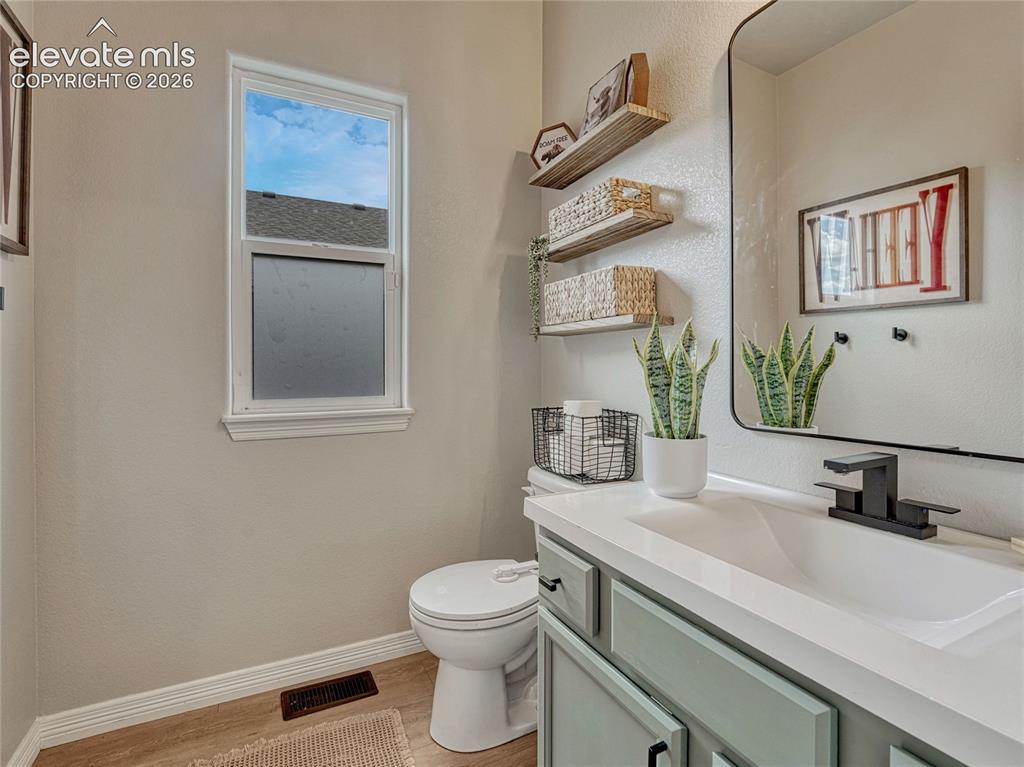 Image 10 of 50: Bathroom