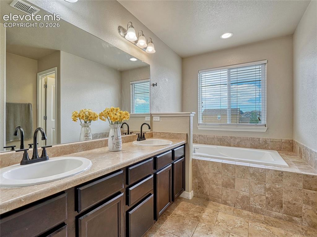 Image 18 of 50: Bathroom