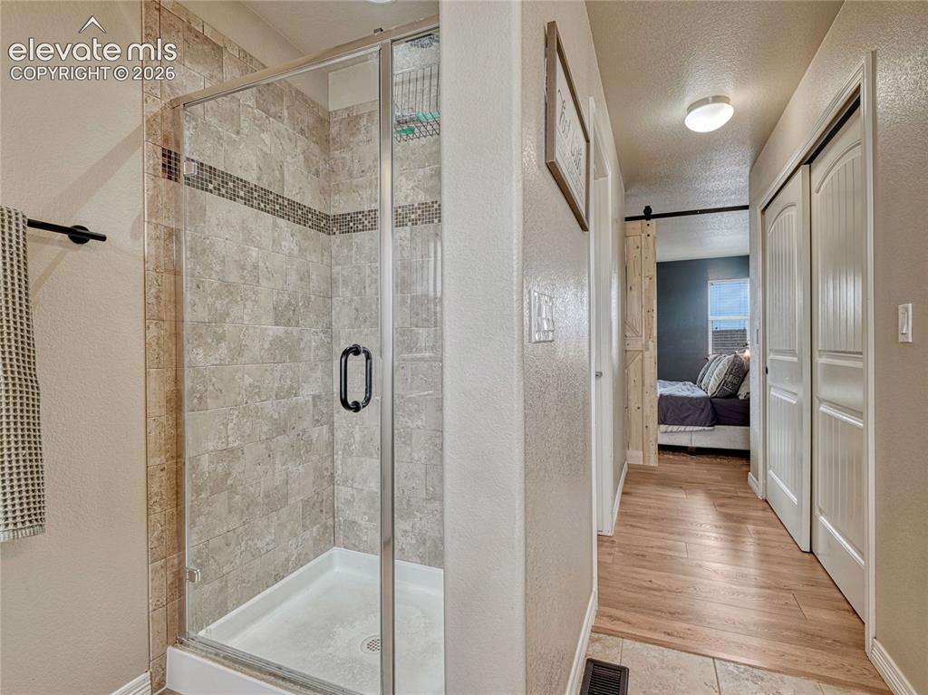 Image 19 of 50: Bathroom