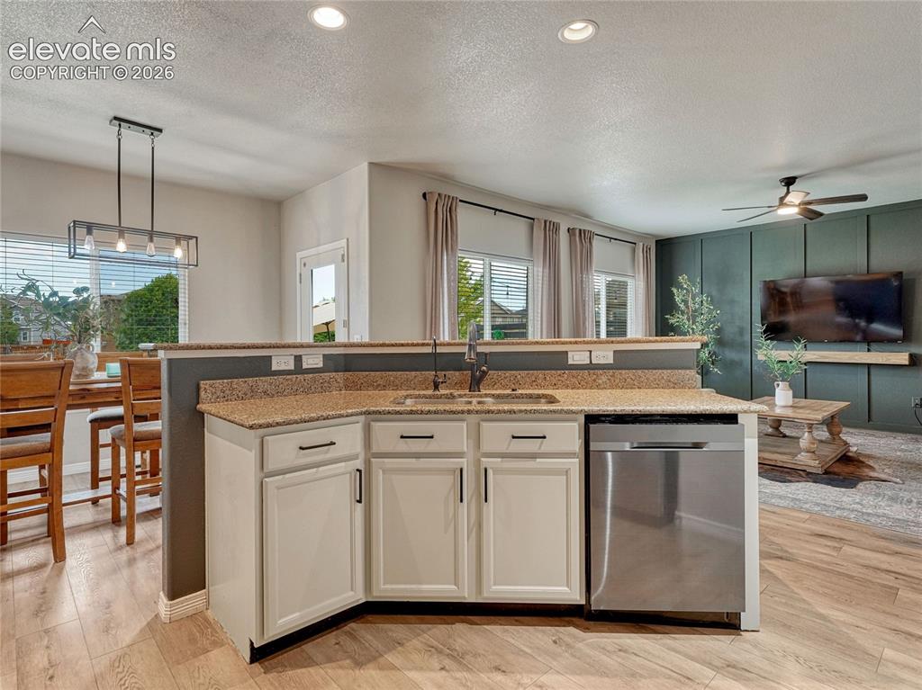Image 6 of 50: Kitchen