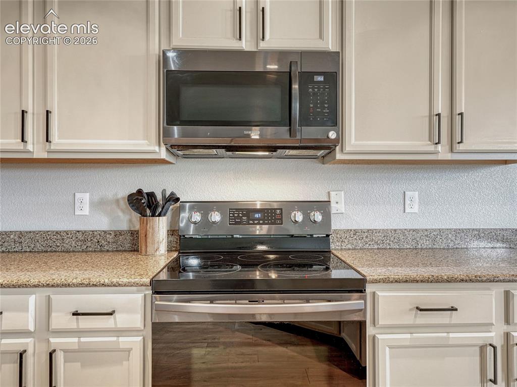 Image 8 of 50: Kitchen