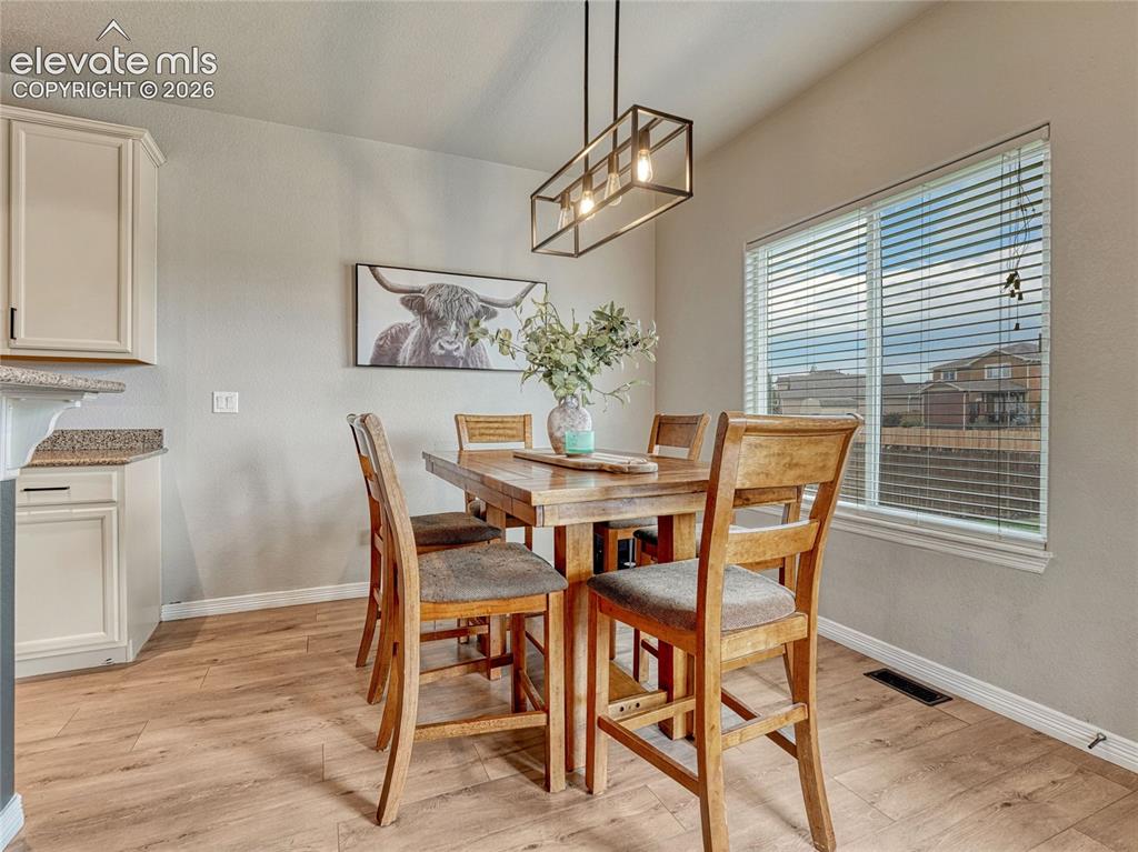 Image 9 of 50: Dining Area