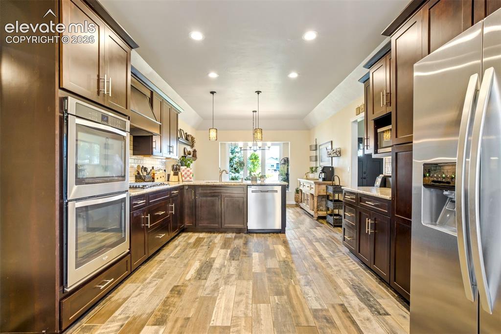 Image 10 of 50: Kitchen
