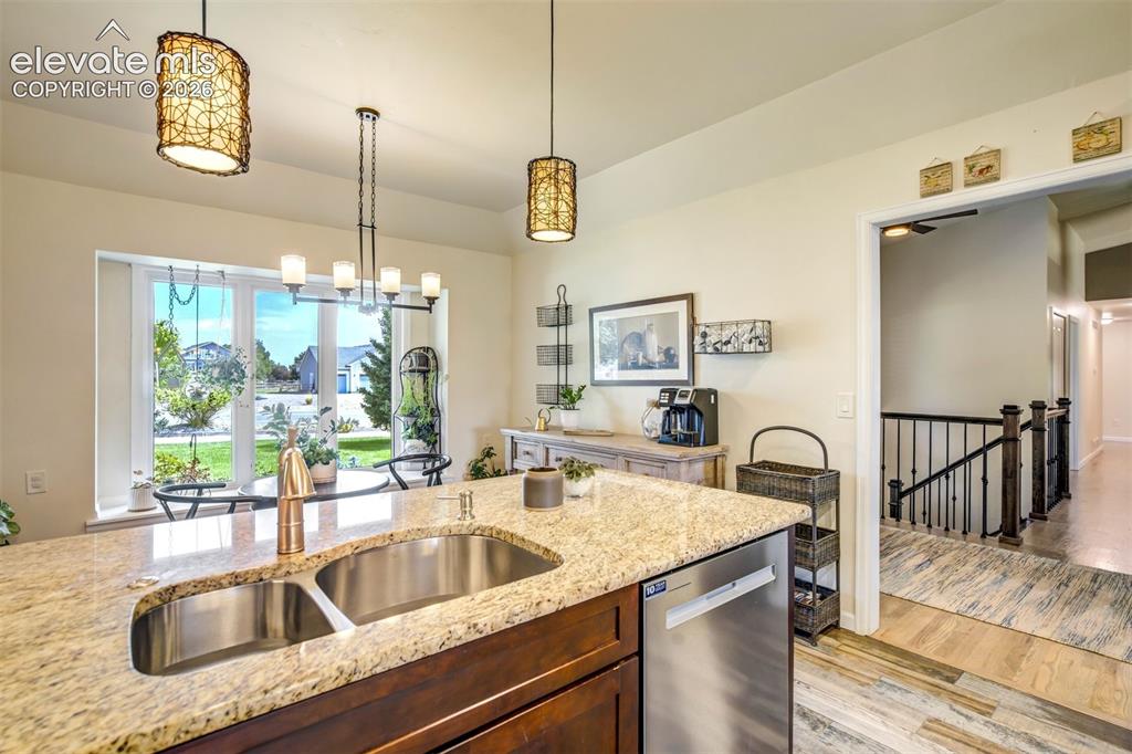 Image 12 of 50: Kitchen