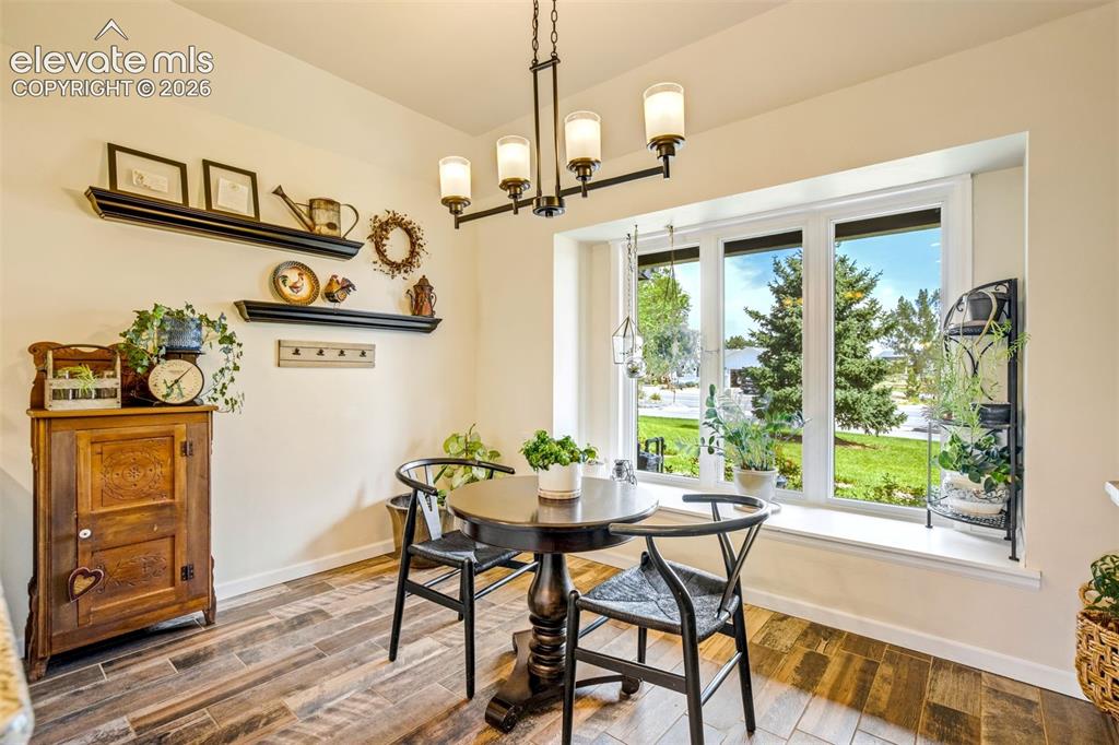 Image 15 of 50: Dining Area
