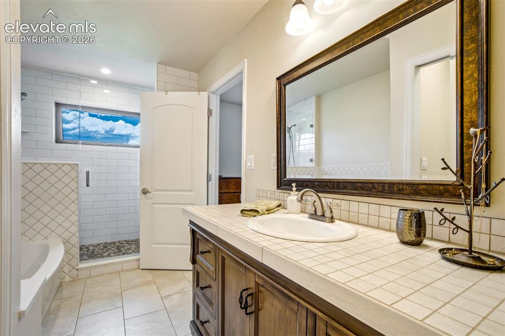 Image 18 of 50: Bathroom