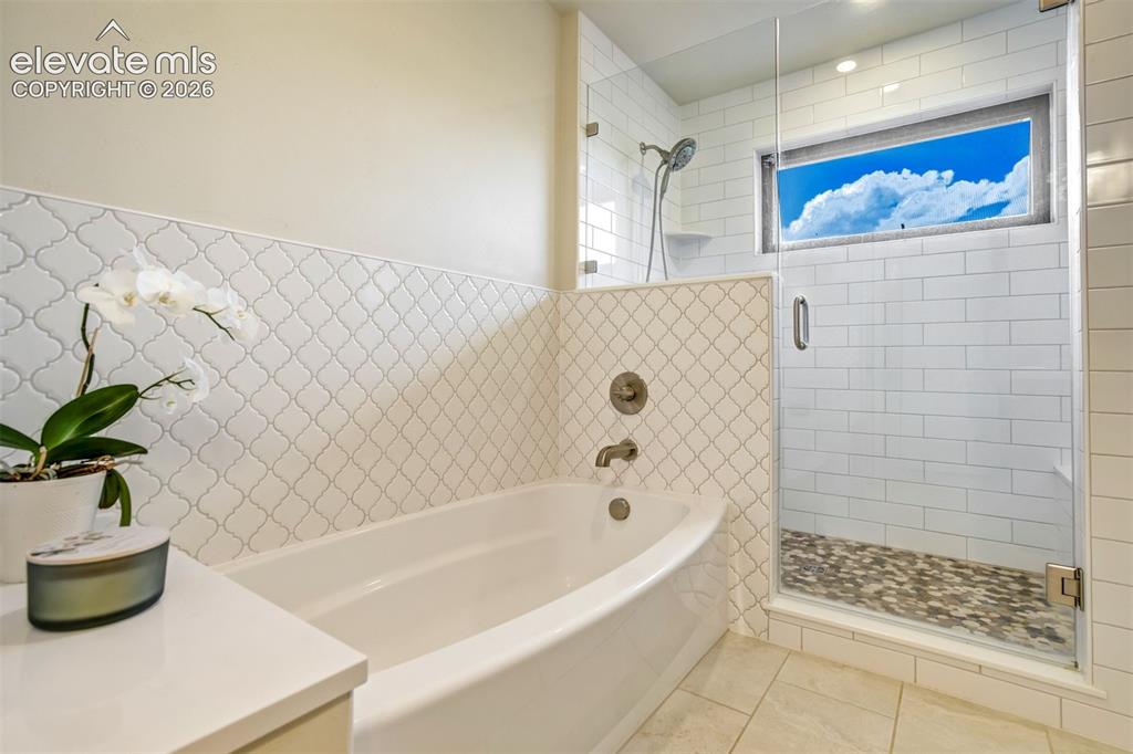 Image 19 of 50: Bathroom