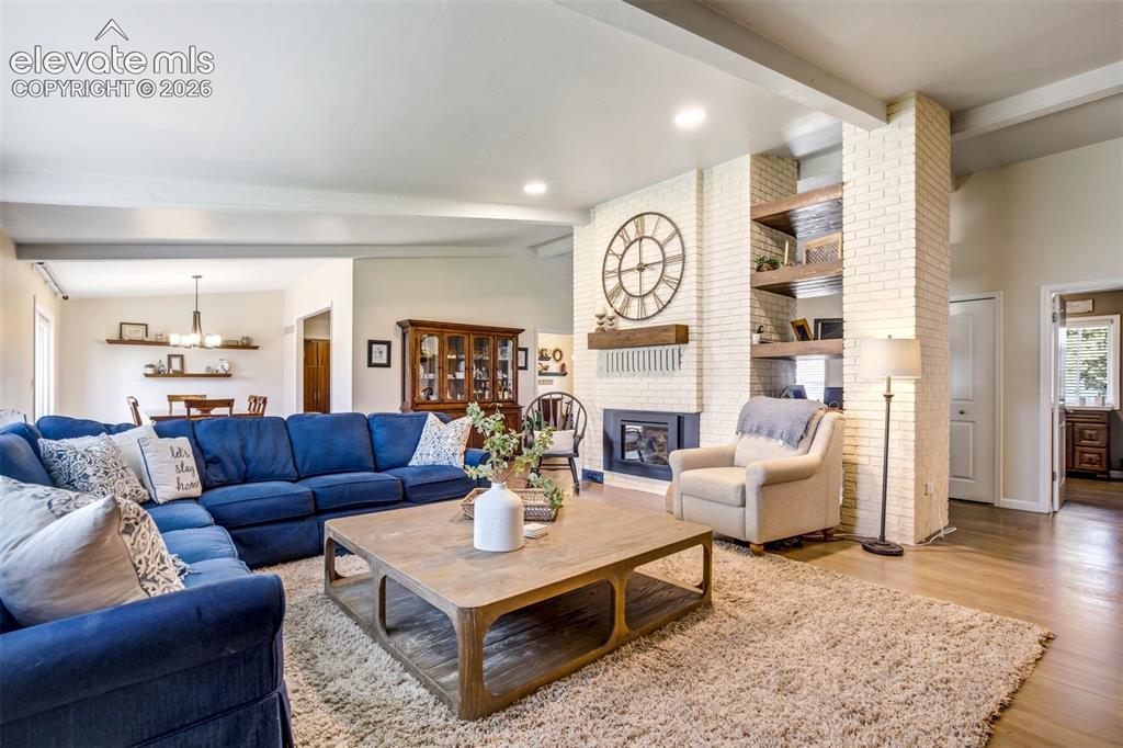 Image 8 of 50: Living Room