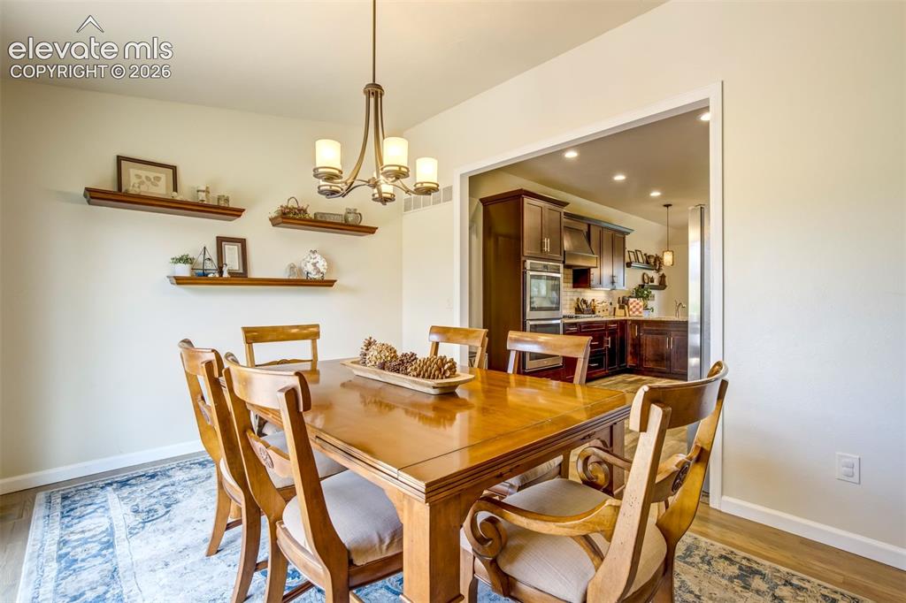 Image 9 of 50: Dining Area