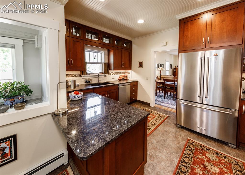 Image 15 of 49: Kitchen