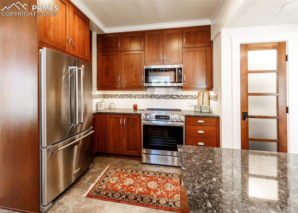 Image 16 of 49: Kitchen