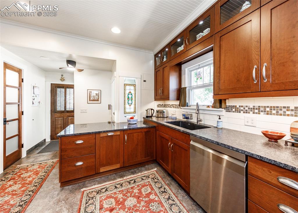 Image 17 of 49: Kitchen