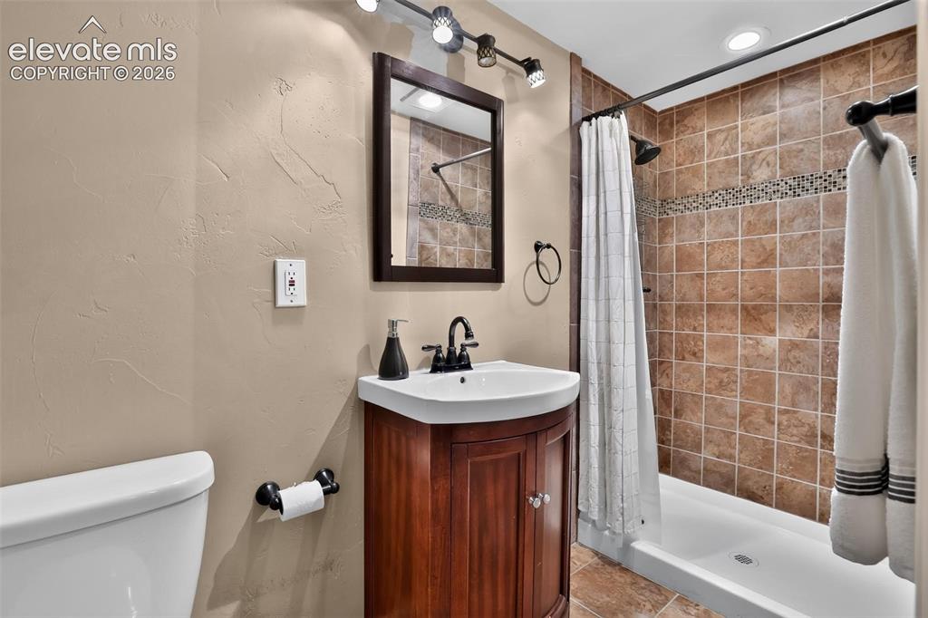 Image 16 of 30: Bathroom