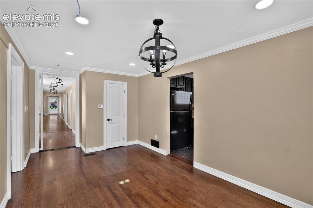 Image 17 of 30: Dining Area