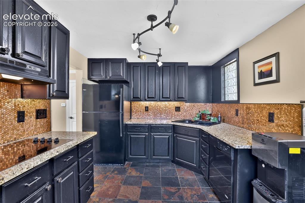 Image 19 of 30: Kitchen
