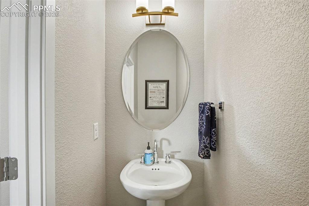Image 16 of 26: Bathroom