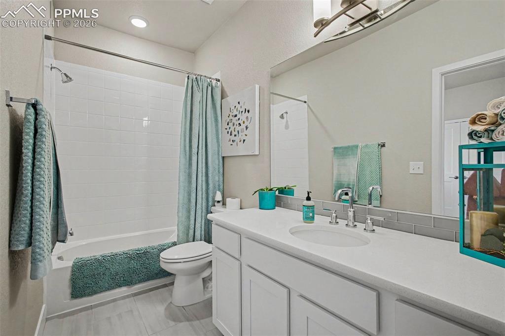 Image 19 of 26: Bathroom