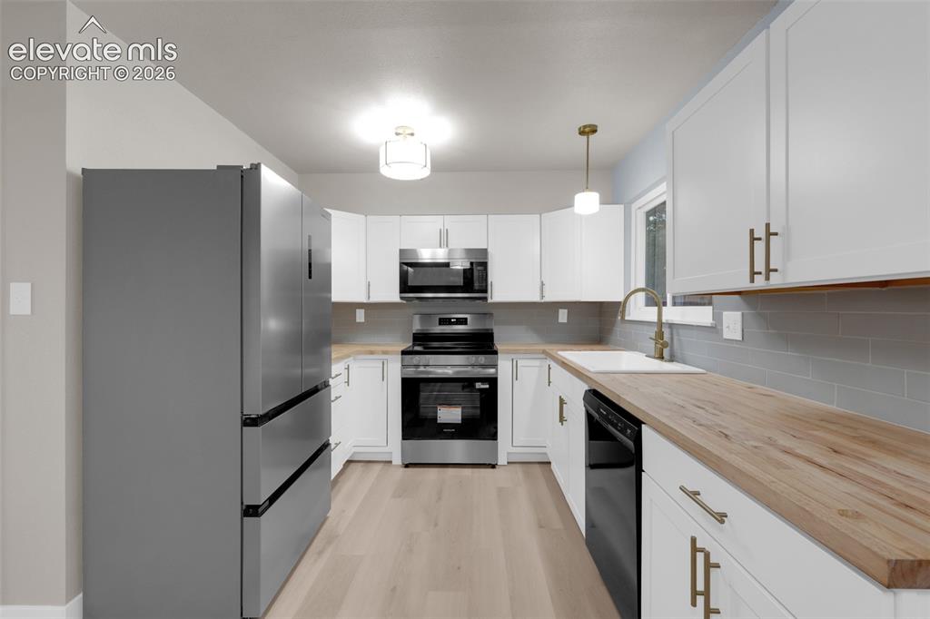 Image 10 of 28: Kitchen