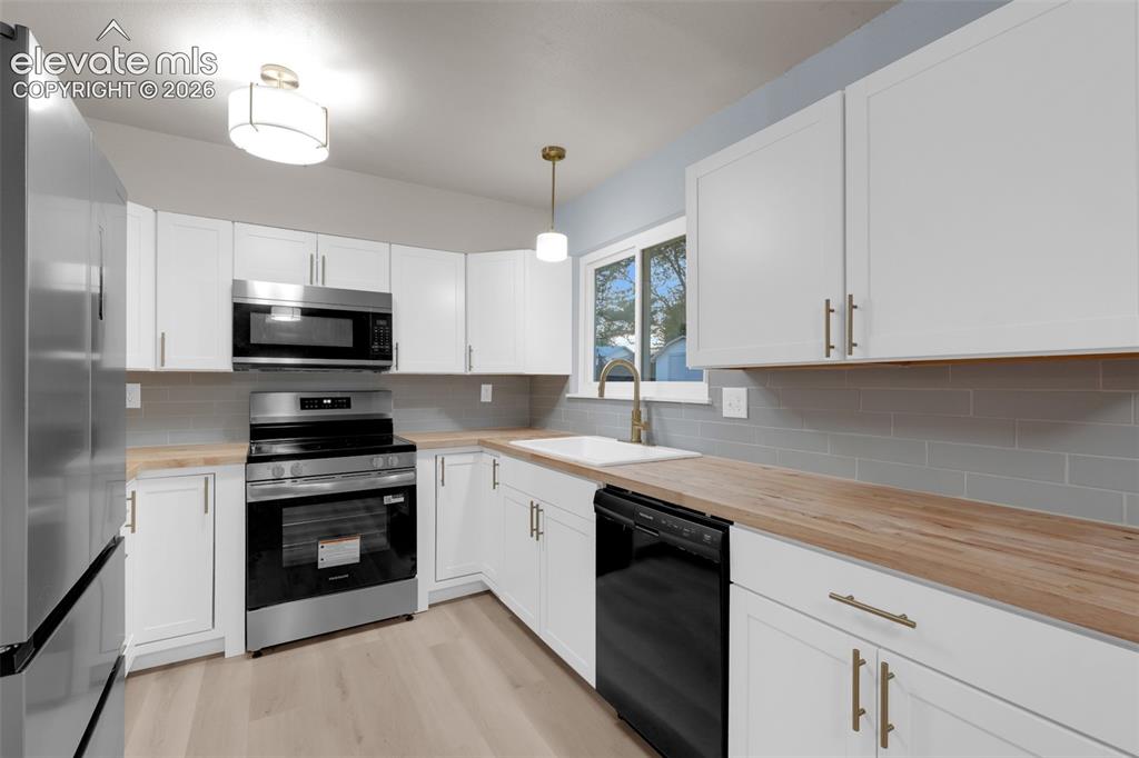 Image 11 of 28: Kitchen