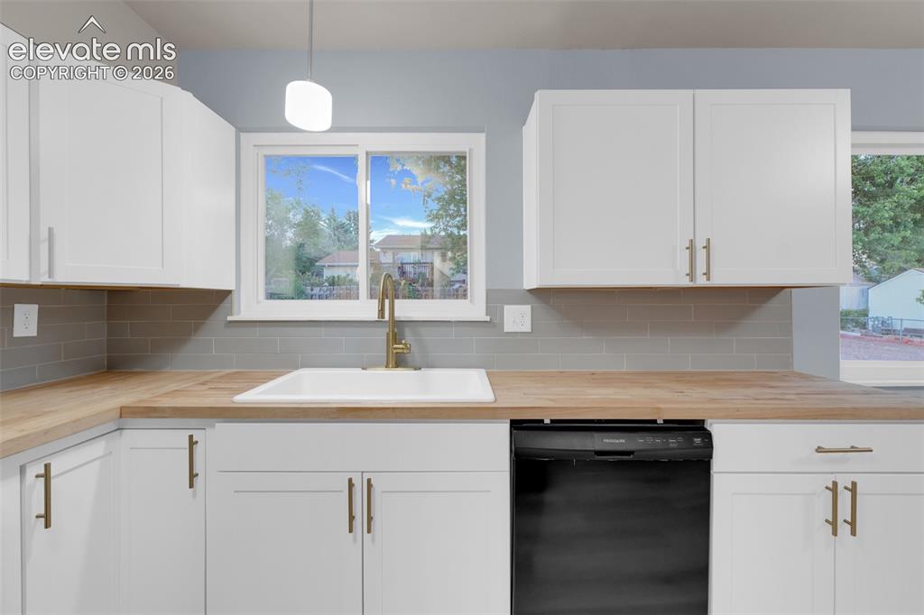 Image 12 of 28: Kitchen