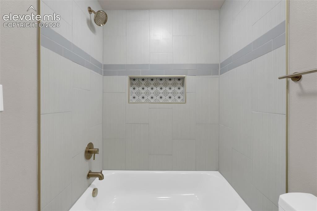 Image 14 of 28: Bathroom