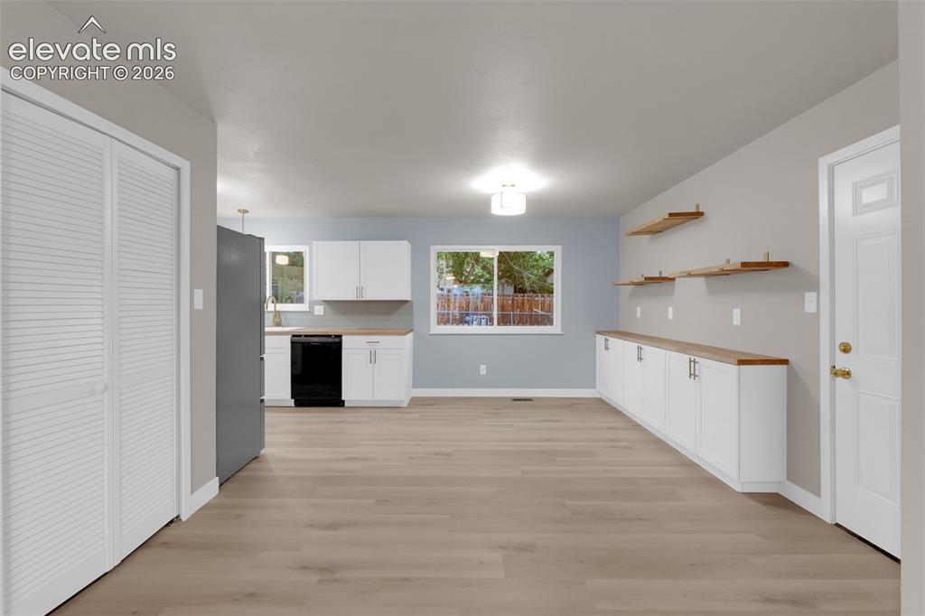 Image 8 of 28: Kitchen