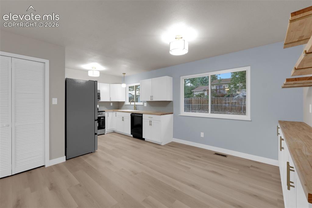 Image 9 of 28: Kitchen
