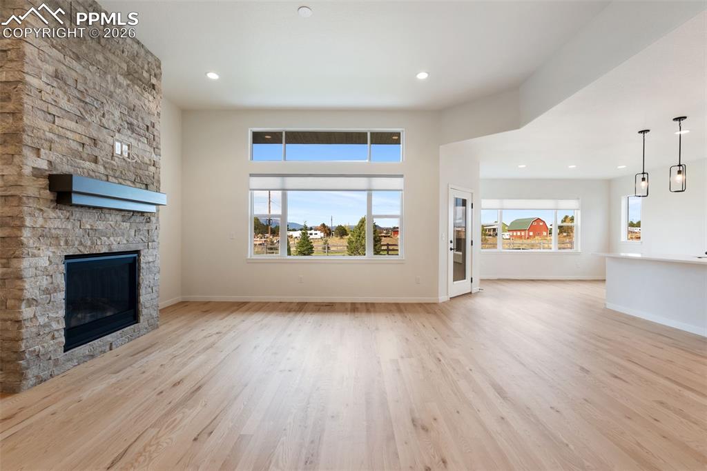 Image 11 of 14: Living Room