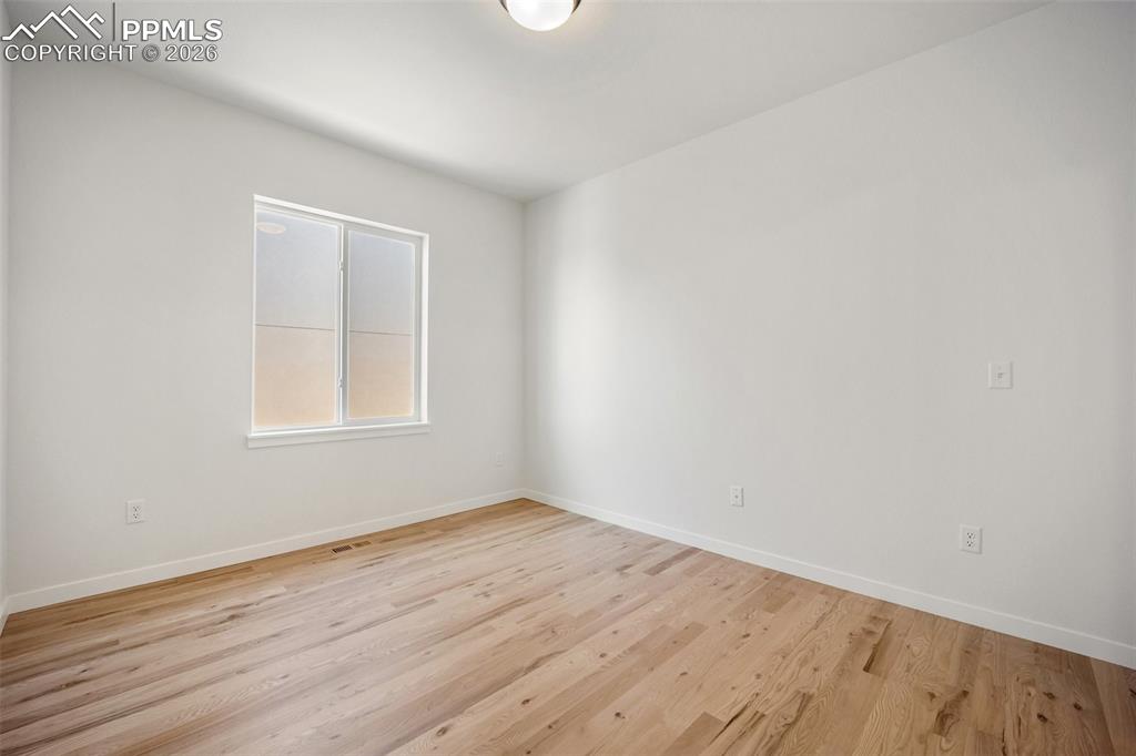Image 16 of 26: Den