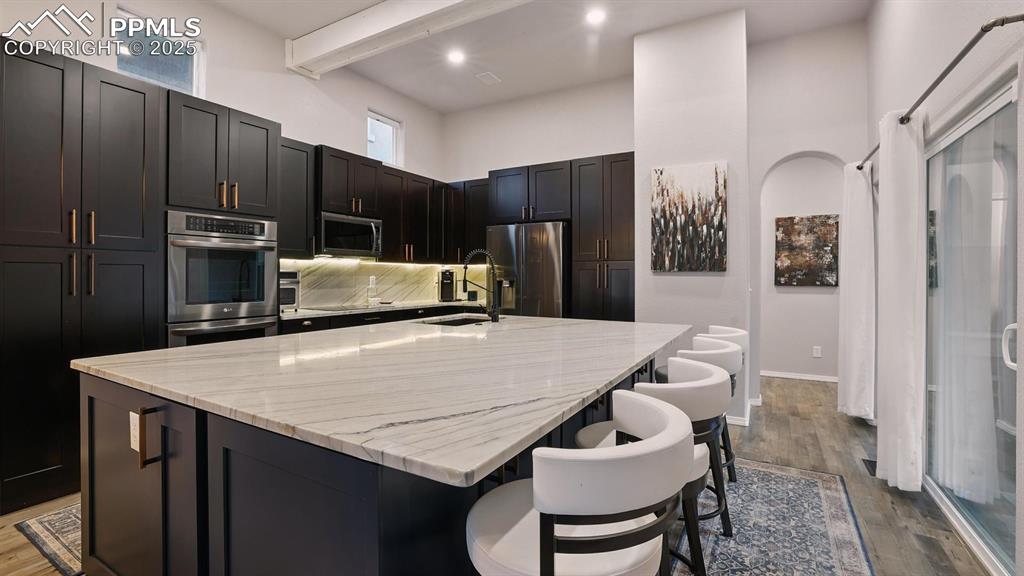 Image 14 of 50: Breakfast bar to enjoy informal dining and conversations with the chef.