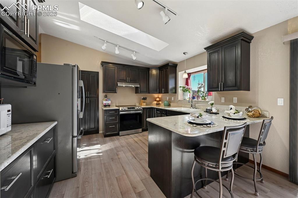 Image 5 of 45: Kitchen