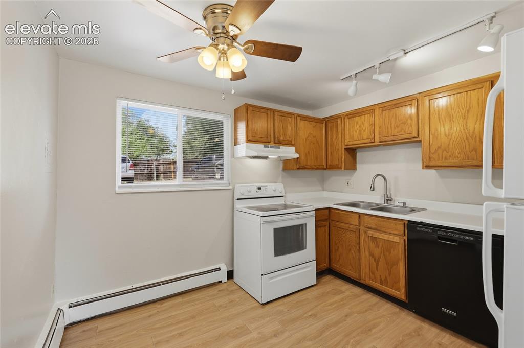 Image 19 of 42: Kitchen