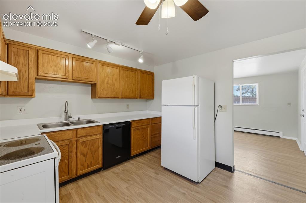 Image 20 of 42: Kitchen