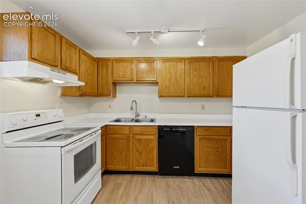 Image 21 of 42: Kitchen