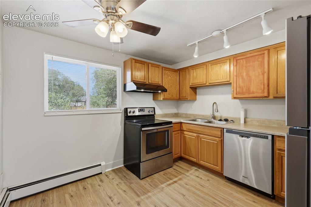 Image 33 of 42: Kitchen