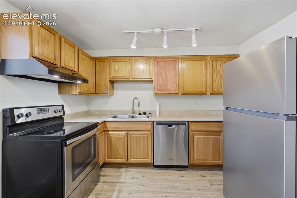Image 34 of 42: Kitchen