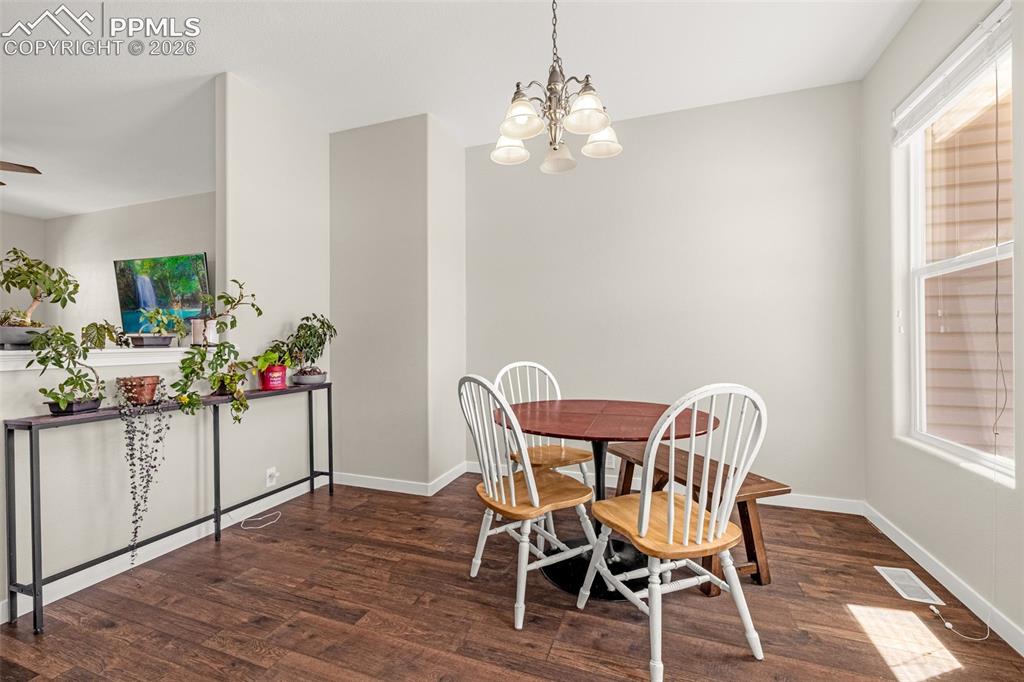 Image 10 of 32: Dining Area