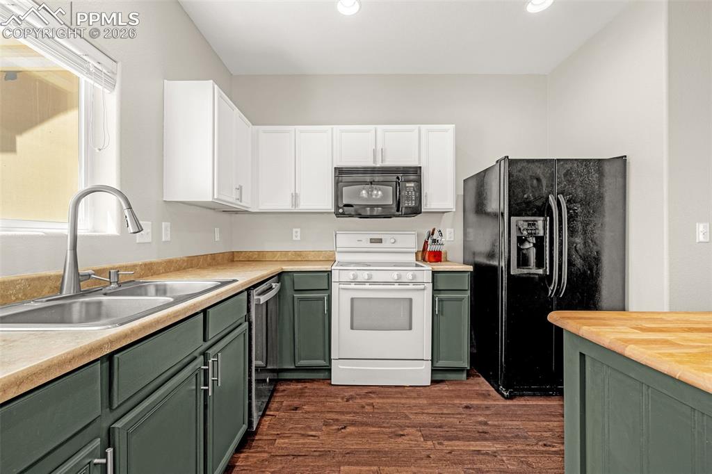 Image 11 of 32: Kitchen