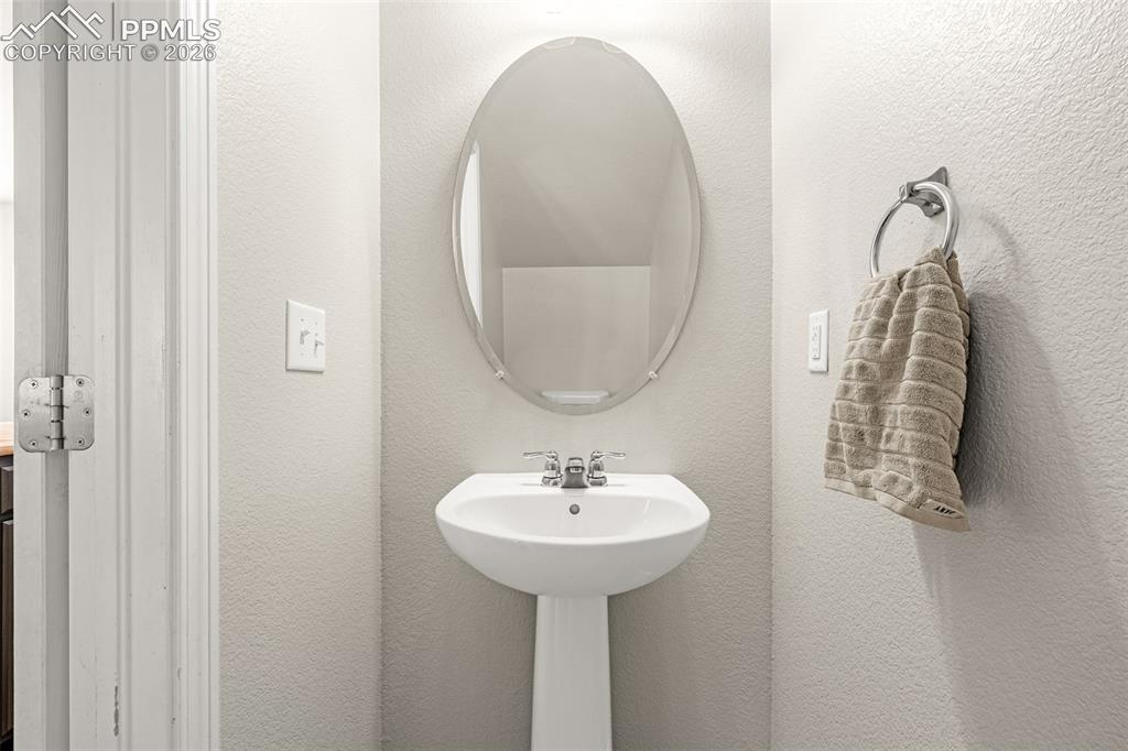 Image 13 of 32: Downstairs bathroom freshly painted!