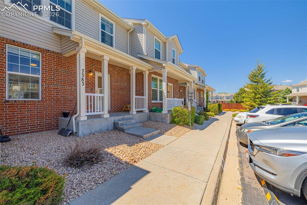 Image 2 of 32: Great landscaping for easy maintenance