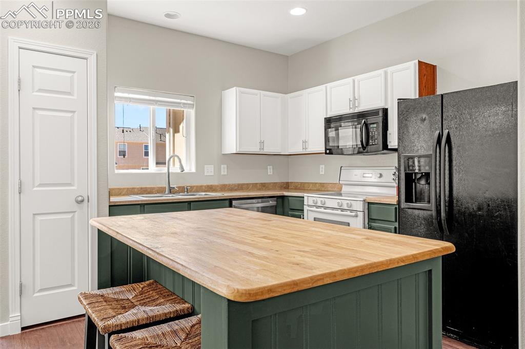 Image 7 of 32: Kitchen