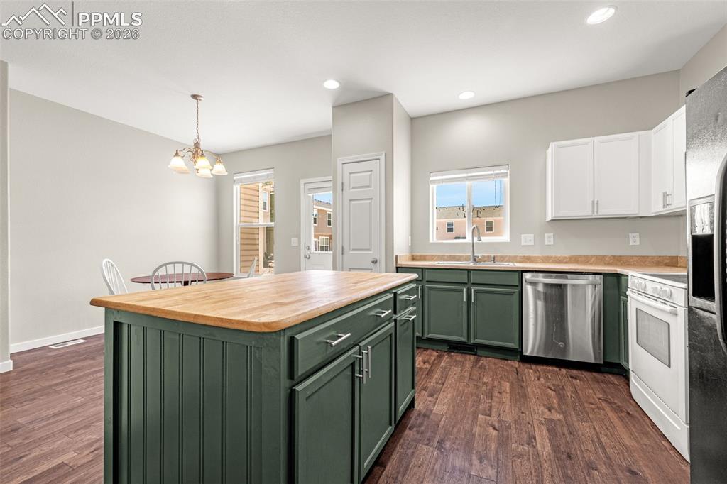 Image 9 of 32: Kitchen