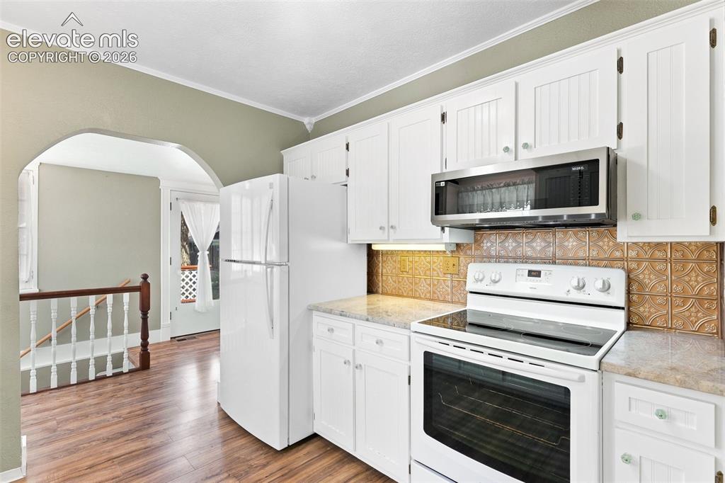 Image 11 of 50: Kitchen