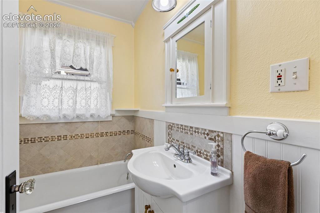 Image 12 of 50: Bathroom